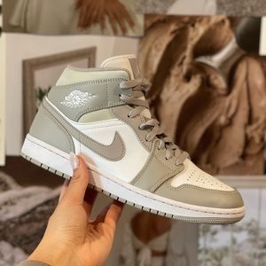 Nike Air Jordan 1’s Light Bone / College Grey